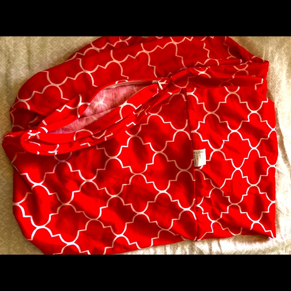 Bright scarf with zipper pocket. Circle scarf, red with white pattern.
